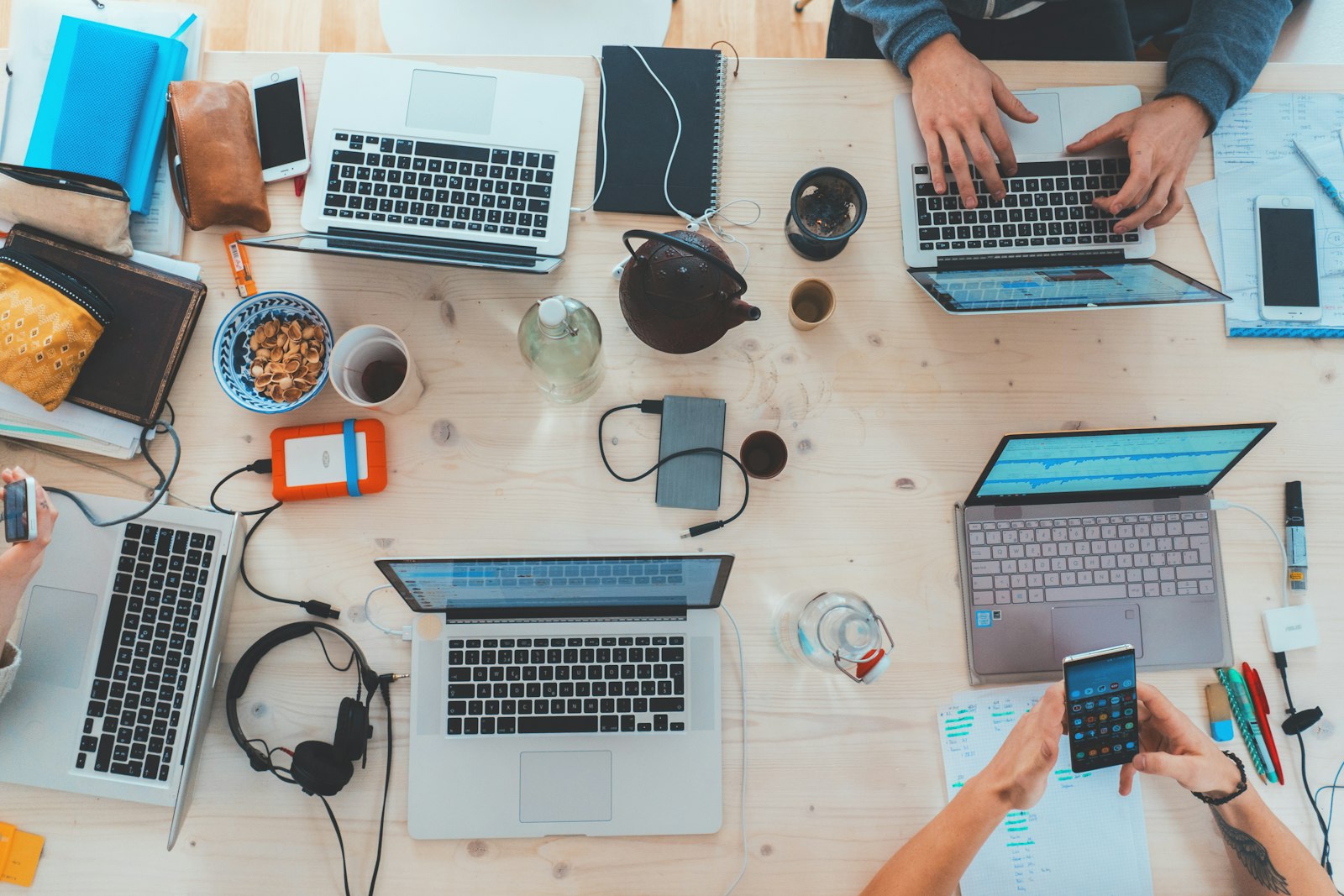 Team arbeitet gemeinsam an Laptops