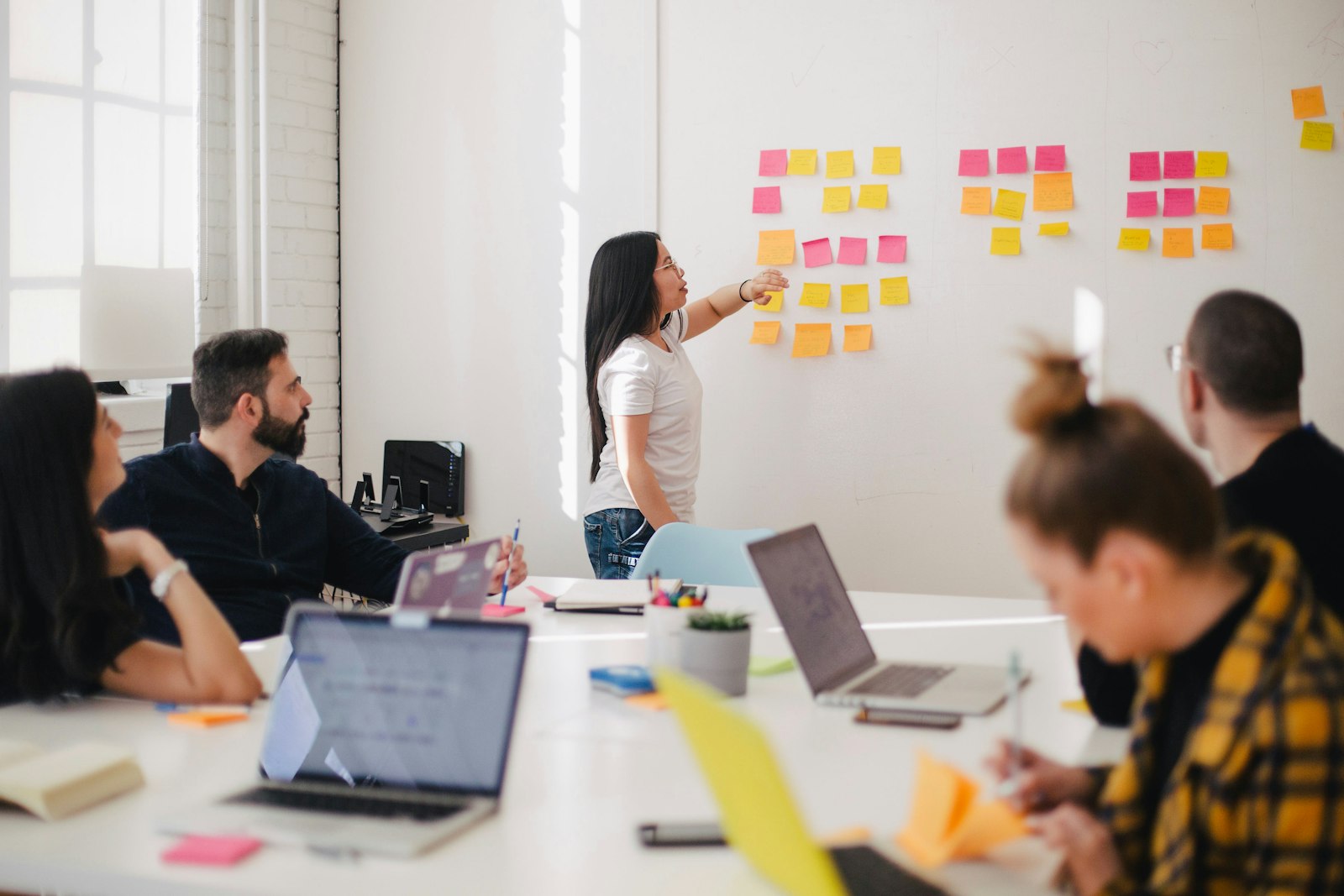 Workshop mit Haftnotizen an der Wand